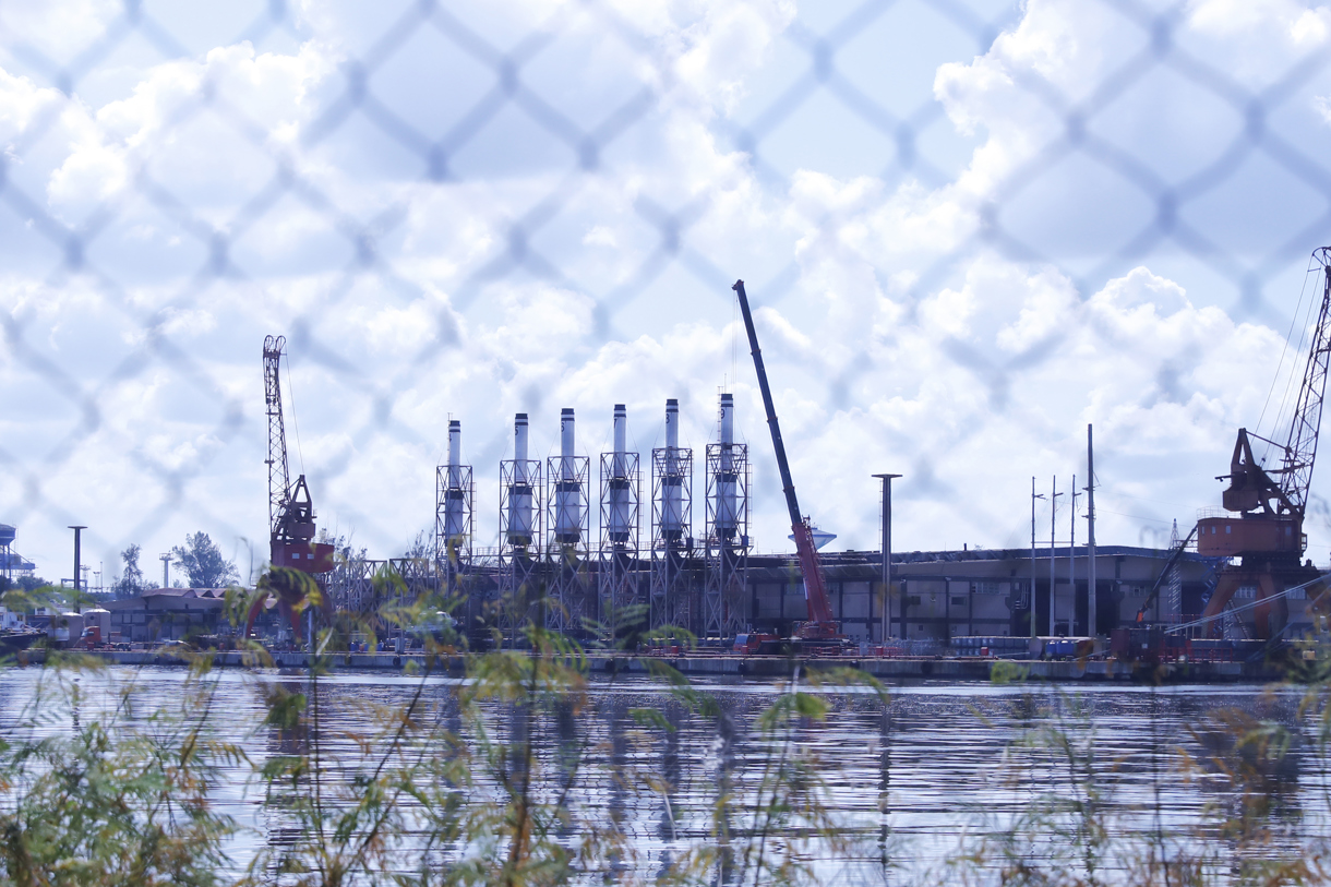 La central térmica flotante de la bahía en La Habana (Cuba). (Foto de archivo de Ruddy Ramírez de la agencia EFE)