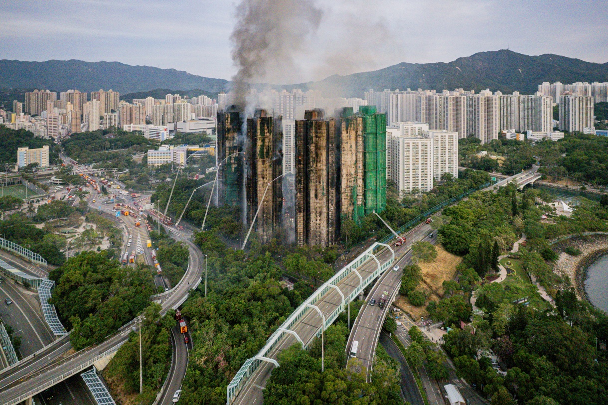 El humo se eleva desde el incendio de un apartamento en el distrito de Tai Po de Hong Kong, China, el 27 de noviembre de 2025. (Foto de Leung Man Hei de la agencia EFE/EPA)