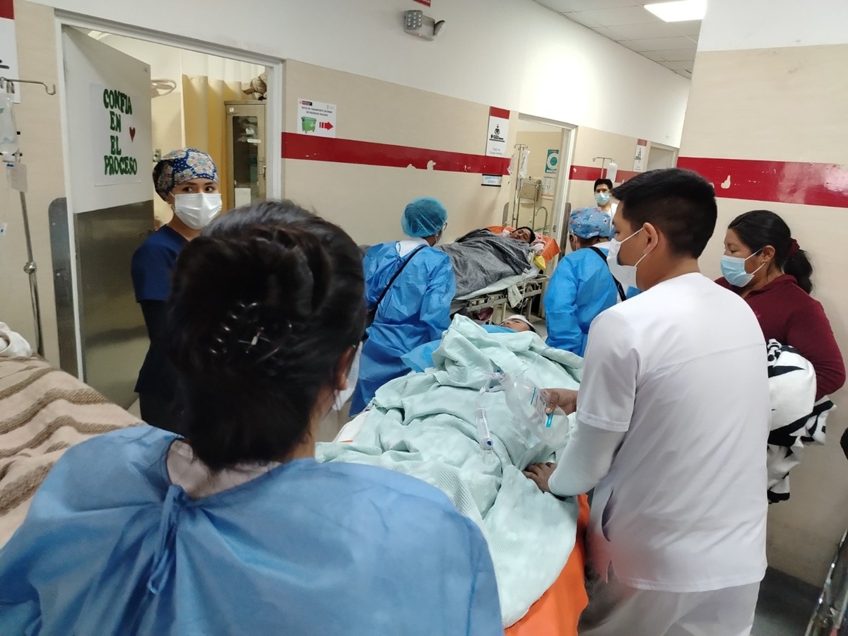 (Foto de las redes sociales del Ministerio de Salud (Minsa_Peru) del Perú, de los heridos atendidos en el Hospital de Camaná tras el accidente de tránsito ocurrido en el sector de Ocoña son referidos al Hospital Regional Honorio Delgado de Arequipa).