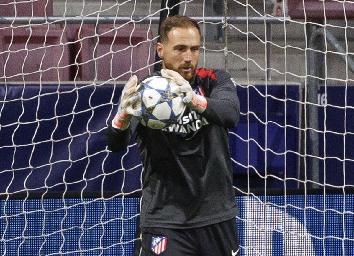 El portero esloveno del Atlético de Madrid, Jan Oblak, durante el entrenamiento del martes en el estadio Metropolitano de Madrid, en la víspera del partido de Liga de Campeones ante el Inter de Milán. (Foto de Sergio Pérez de la agencia EFE)