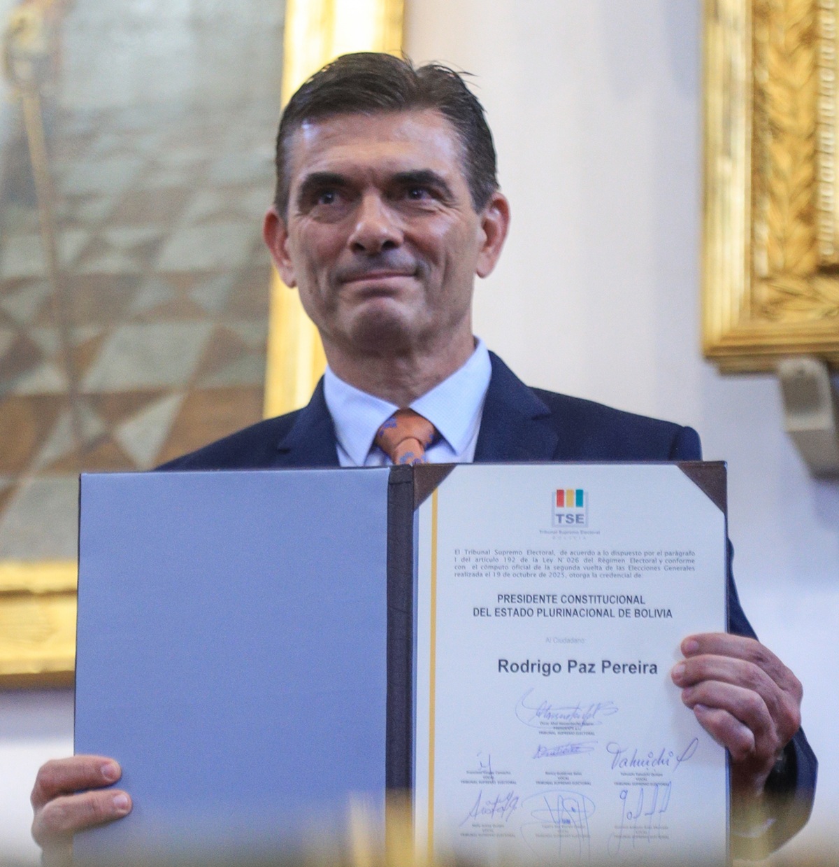 El presidente electo de Bolivia, Rodrigo Paz, posa con su credencial este miércoles, en la Casa de la Libertad de Sucre (Bolivia). (Foto de Gabriel Márquez de la agencia EFE)