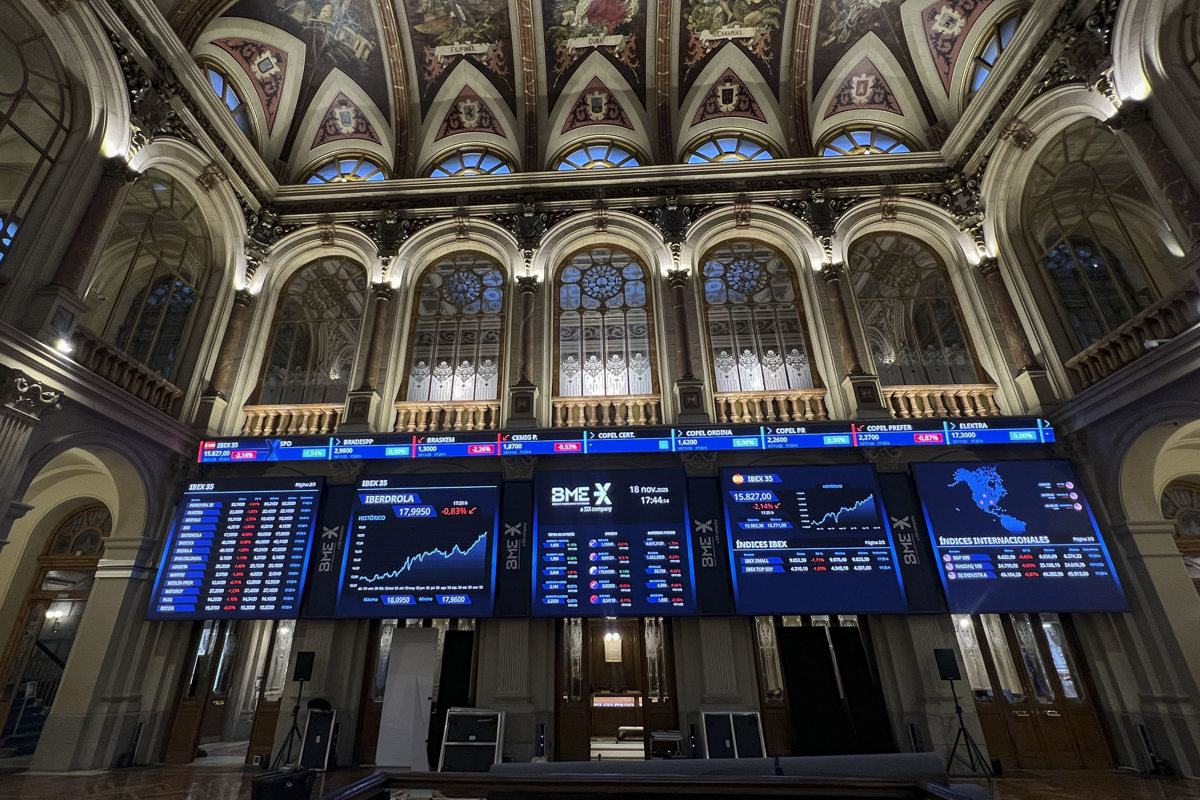 La mayoría de las bolsas europeas han perdido este martes alrededor del 2% por la recogida de beneficios y las dudas sobre el retorno de las inversiones y las valoraciones de las empresas tecnológicas en Inteligencia Artificial (IA). (Foto de Altea Tejido Sánchez de la agencia EFE)
