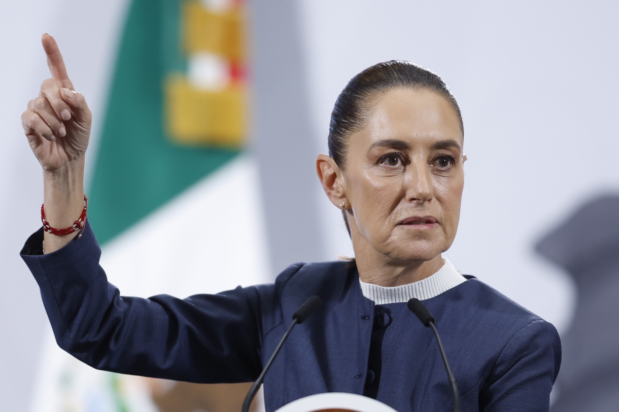 La presidenta de México, Claudia Sheinbaum, habla durante una rueda de prensa este lunes en Palacio Nacional de la Ciudad de México (México). (Foto de Sáshenka Gutiérrez de la agencia EFE)
