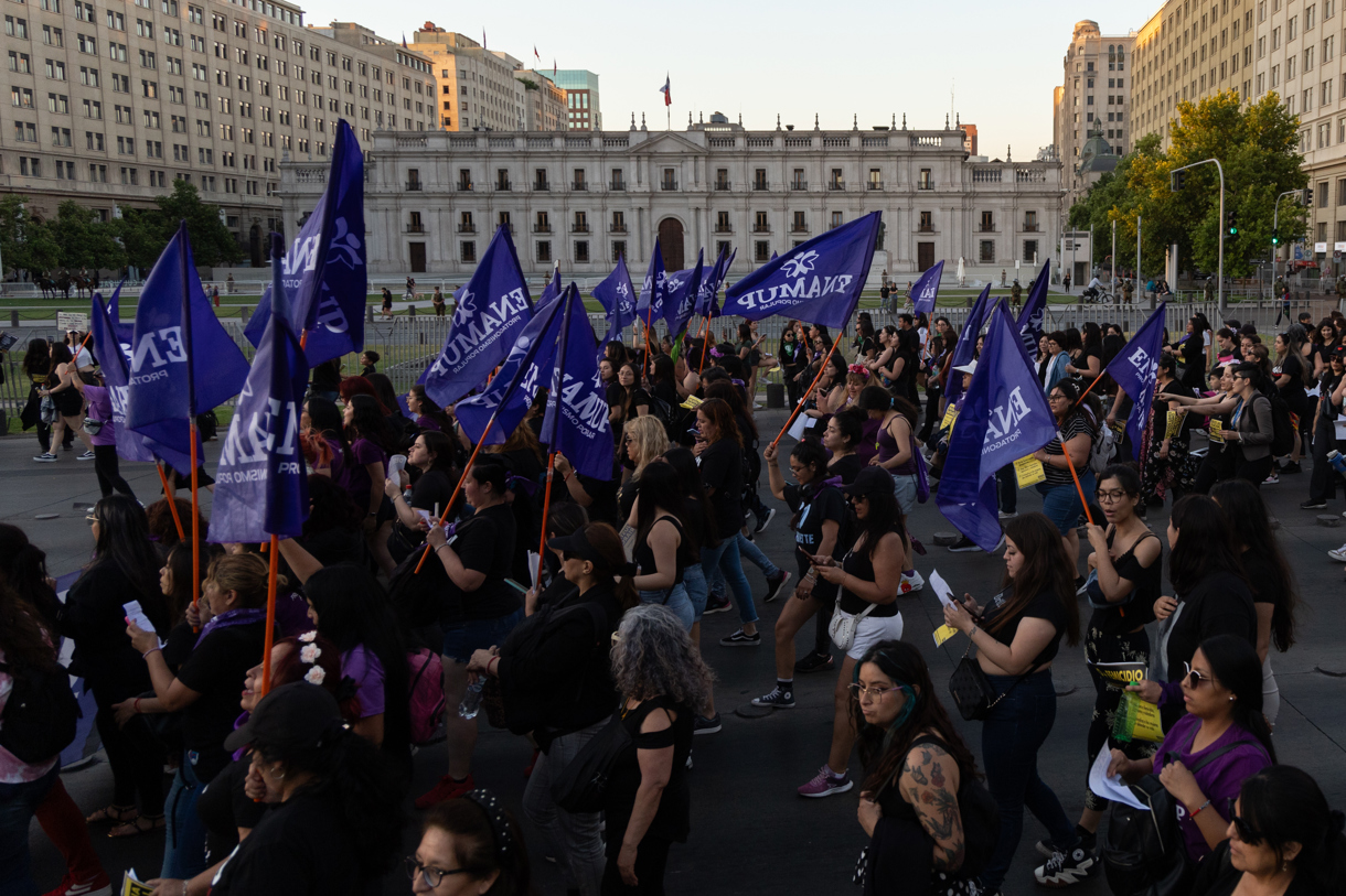 Mujeres durante una manifestación en el Día Internacional de la Eliminación de la Violencia contra la Mujer en Santiago (Chile). (Foto de archivo de Ailen Diaz de la agencia EFE)