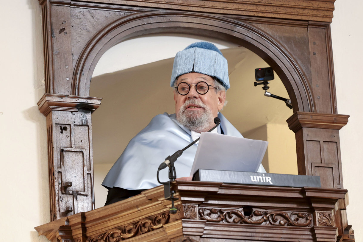 El director de la Academia de México, Gonzalo Celorio, en su discurso tras ser investido doctor honoris causa, este viernes en el Monasterio de Yuso. (Foto de archivo de Raquel Manzanares de la agencia EFE)
