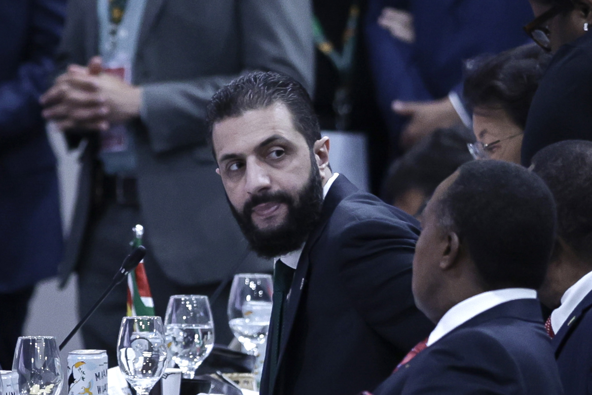 El presidente de Siria, Ahmed al-Sharaa, asiste a la apertura de la cumbre de líderes de la COP30 este 6 de noviembre de 2025, en el Hangar Centro de Convenciones, en Belém (Brasil). (Foto de André Coelho de la agencia EFE)