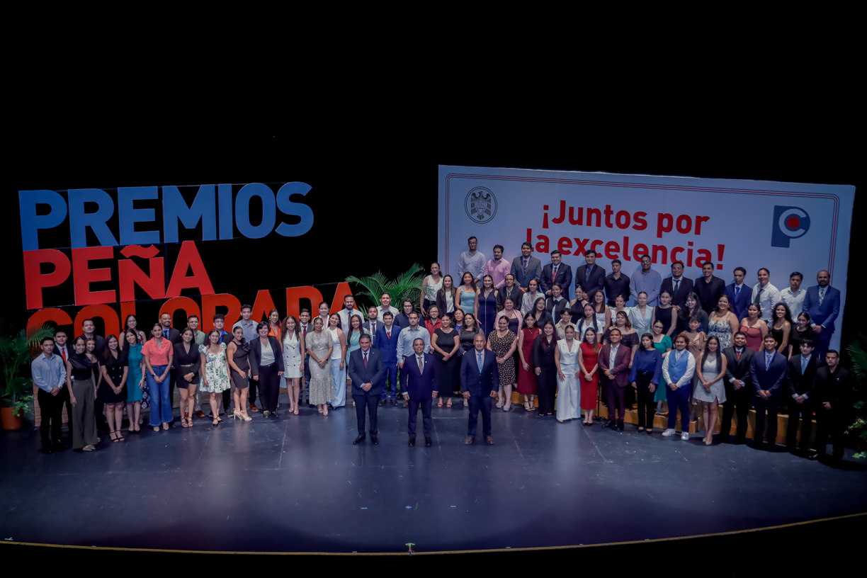 En el 85 aniversario de la fundación de la Universidad de Colima, se realizó la entrega número 51 del Premio Peña Colorada, el cual lo recibieron 50 mujeres y 36 hombres. (Foto de la Dirección General de Prensa de la UdeC)