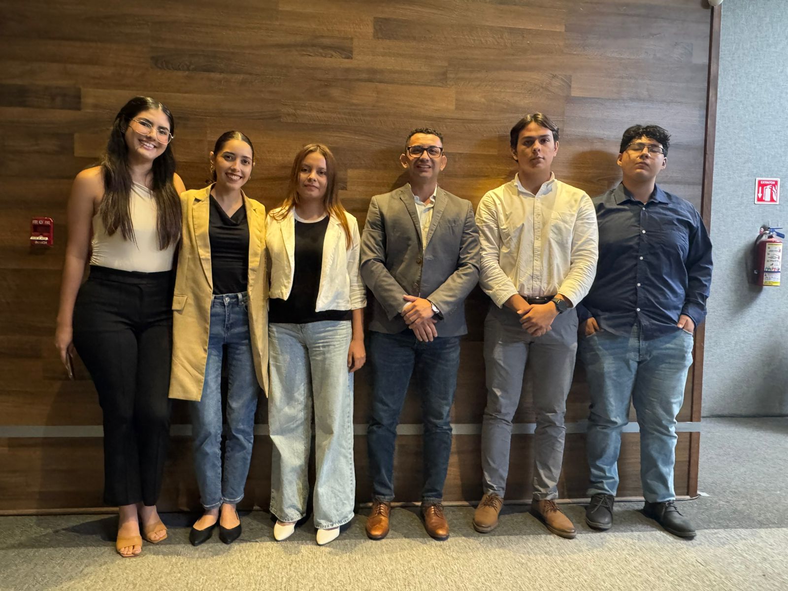 El profesor Enrique José Chaires Velasco fue quien asesoró a las y los estudiantes. (Foto de la Dirección General de Prensa de la UdeC)