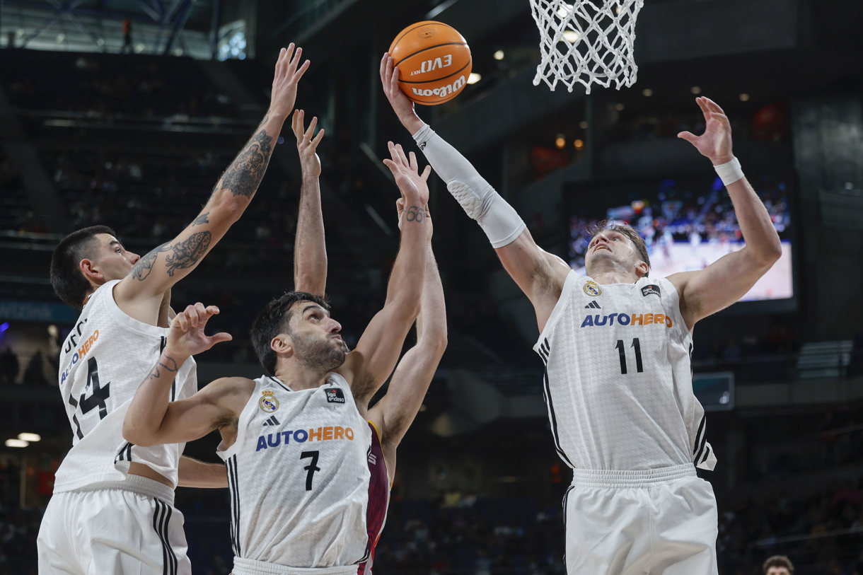 Jugadores del Real Madrid, los argentinos Gabriel Deck y Facundo Campazzo, durante un partido de la LIGA ACB el pasado día 17. (Foto de Juanjo Martin de la agencia EFE)