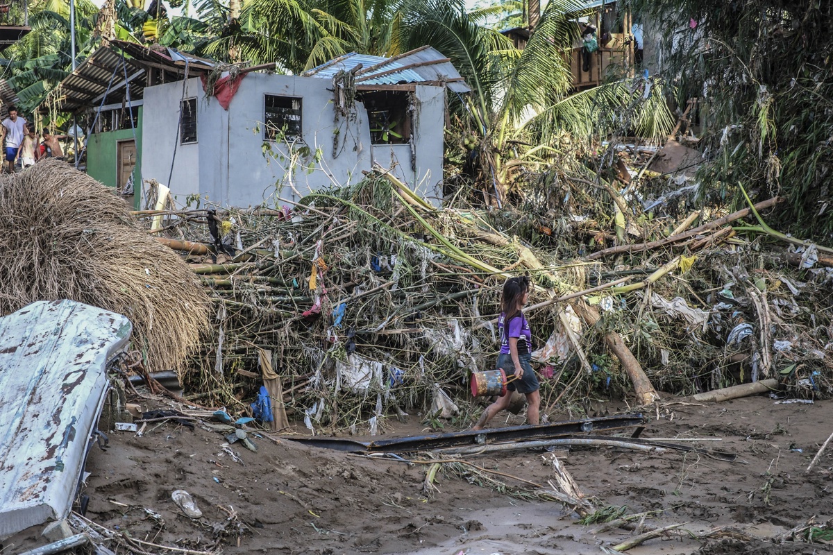 Daños provocados por el paso del tifón “Kalmaegi” por Cebú, en el centro de Filipinas. (Foto de Juanito Espinosa de la agencia EFE/EPA)