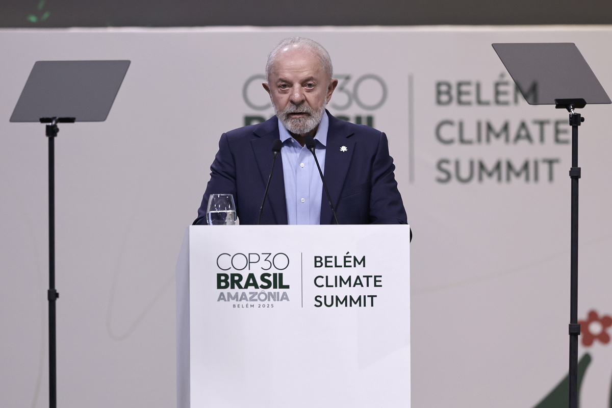 El presidente de Brasil, Luiz Inácio Lula da Silva, habla durante la apertura de la cumbre de líderes de la COP30 este jueves, en el Hangar Centro de Convenciones, en Belém (Brasil). (Foto de André Coelho de la agencia EFE)