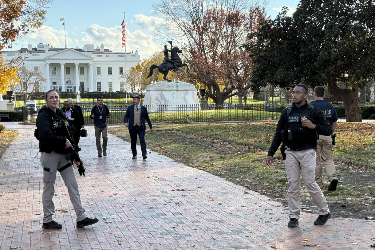 Integrantes del Servicio Secreto de los Estados Unidos custodian la entrada de la Casa Blanca este miércoles, en Washington (EUA). (Foto de Octavio Guzmán de la agencia EFE)
