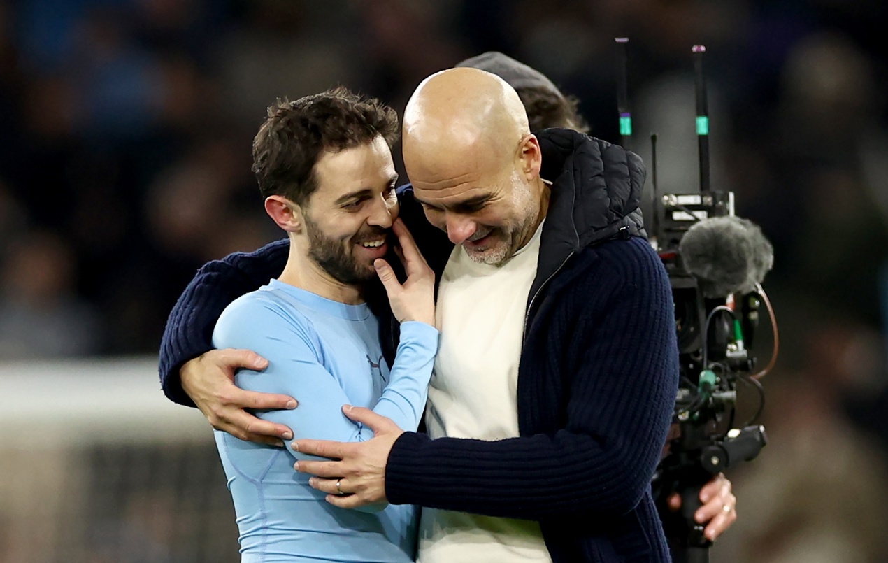 El técnico del Manchester City Pep Guardiola y el jugador portugués Bernardo Silva durante un partido de Liga de Campeones. (Foto de Adam Vaughan de la agencia EFE/EPA)