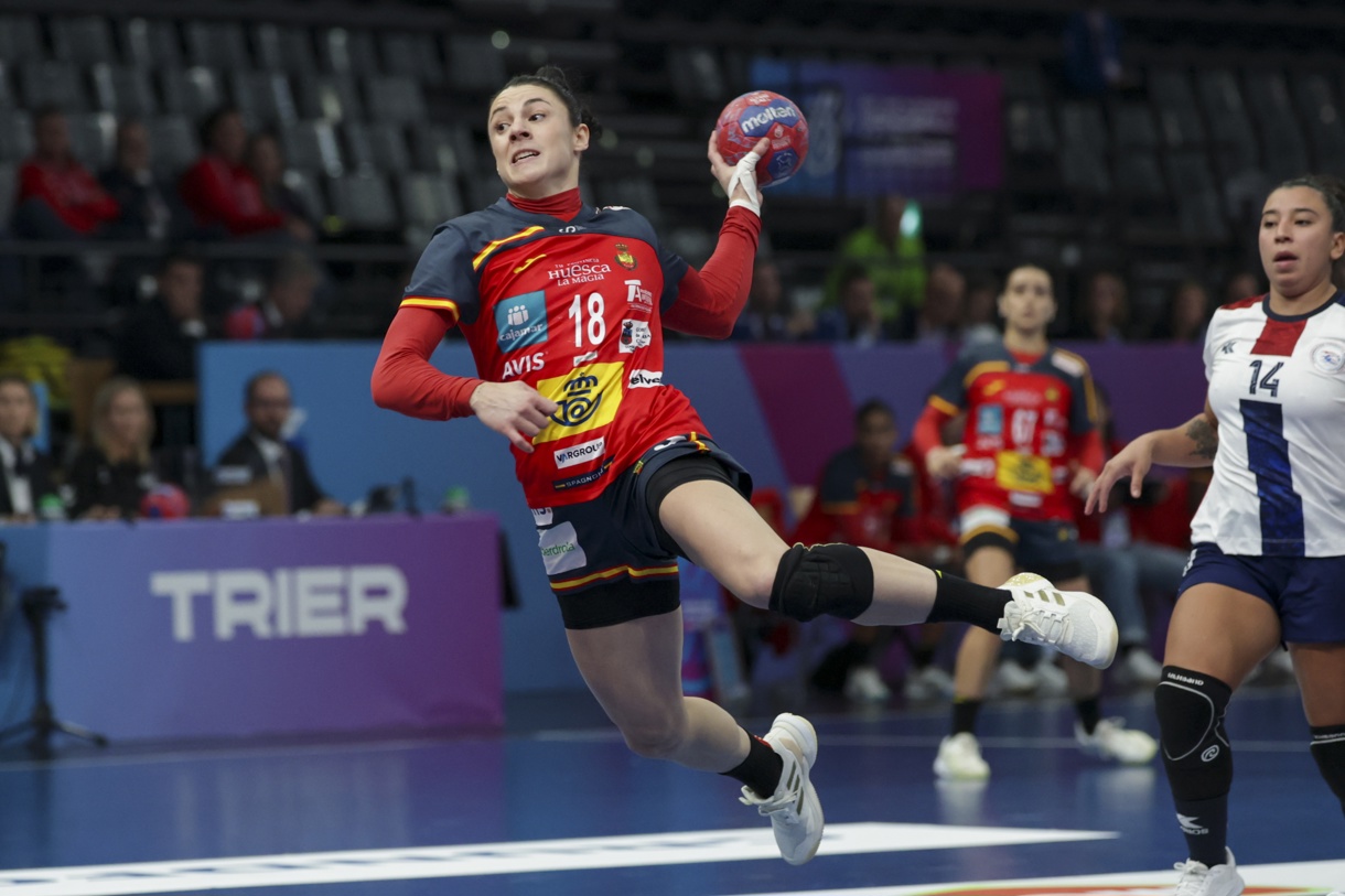 La española Maitane Echeverria Martínez en acción durante el partido de la IHF Women Handball World Championship 2025 que han jugado España y Paraguay en Trier, Alemania. (Foto de Christopher Neundorf de la agencia EFE/EPA)