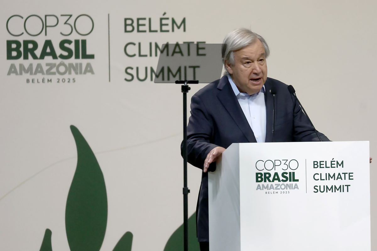 El secretario general de la ONU, António Guterres habla este jueves, en el Hangar Centro de Convenciones, en Belém (Brasil). (Foto de Antonio Lacerda de la agencia EFE)