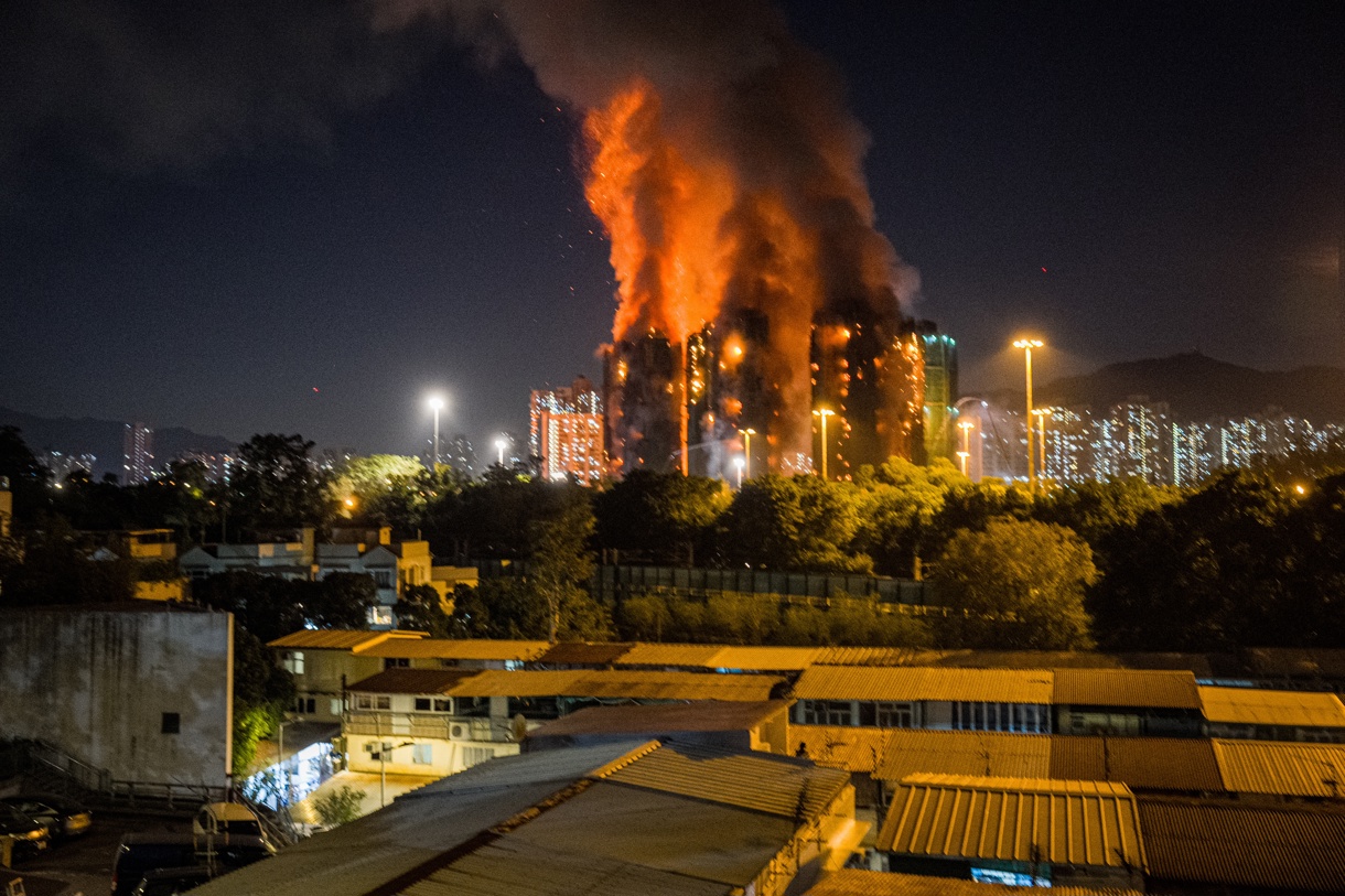 Edificios de apartamento arden en Tai Po en Hong Kong, China, el 26 de noviembre de 2025. (Foto de Leung Man Hei de la agencia EFE/EPA)