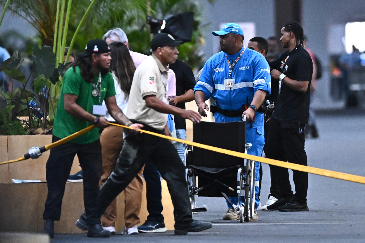 Personal de seguridad y servicios médicos ayudan a evacuar la zona de negociaciones de la COP30 este jueves, en Belém (Brasil). (Foto de Andre Borges de la agencia EFE)