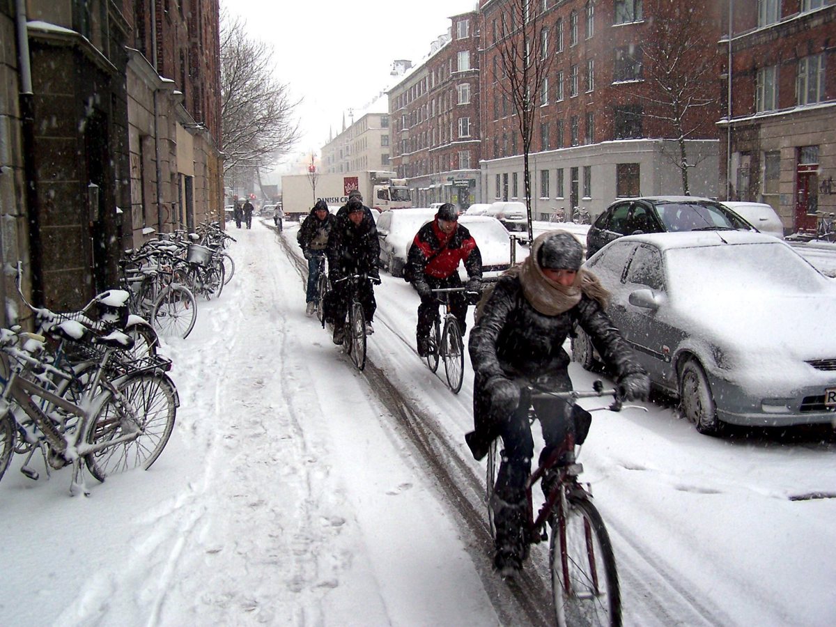 Varias personas avanzan en bicicleta por una calle de Copenhague, Dinamarca. (Foto de archivo de Brian Bergmann de la agencia EFE)