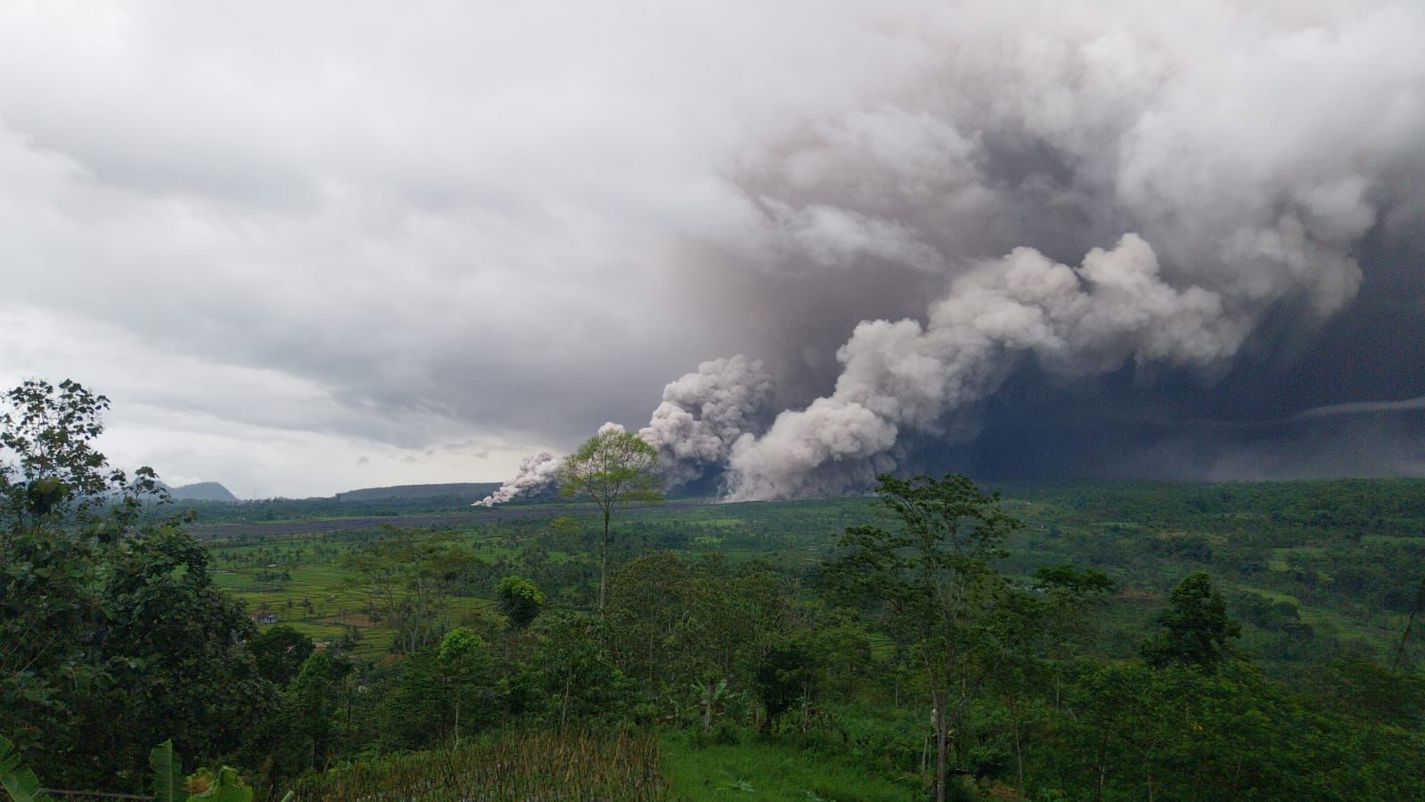Las autoridades de Indonesia elevaron este miércoles la alerta sobre el volcán Semeru al nivel IV (el máximo en la escala del país), tras una serie de erupciones que arrojó flujos piroclásticos por la ladera de la montaña. (Foto del 19 de noviembre cedida por el Centro de Vulcanología y Mitigación de Riesgos Geológicos de Indonesia /EFE)