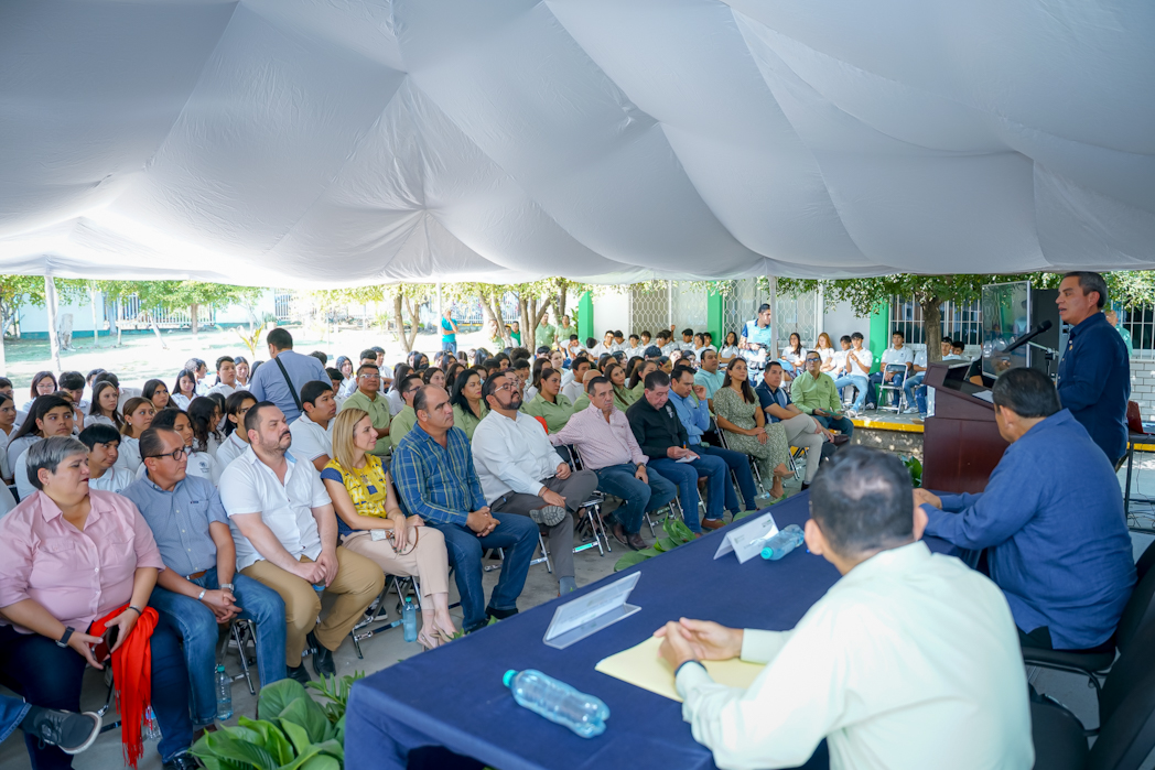El Rector de la Universidad de Colima, Christian Torres Ortiz Zermeño, destacó 3 aspectos importantes: la confianza en las universidades públicas, las redes de apoyo dentro del plantel y el apoyo de los padres de familia. (Foto de la Dirección General de Prensa de la UdeC)