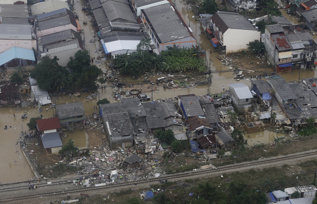 Vista aérea de una zona inundada en Hat Yai mientras la situación de las inundaciones comienza a mejorar, provincia de Songkhla, Tailandia, 28 de noviembre de 2025. (Foto de Narong Sangnak de la agencia EFE/EPA)