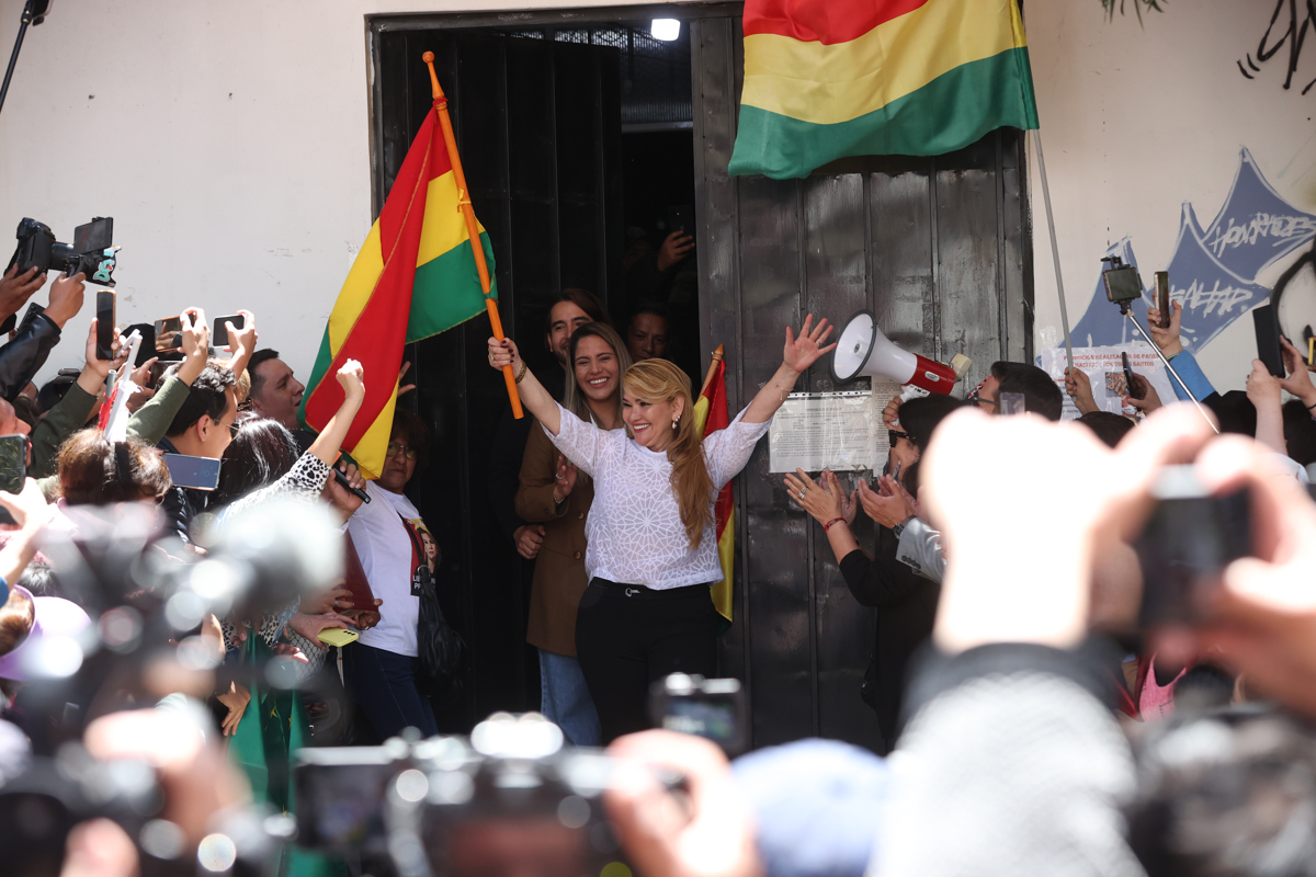 La expresidenta interina de Bolivia Jeanine Áñez (2019-2020) fue captada este jueves, 6 de noviembre, a su salida del Centro de Orientación Femenina de Miraflores, en La Paz (Bolivia). (Foto de Luis Gandarillas de la agencia EFE)