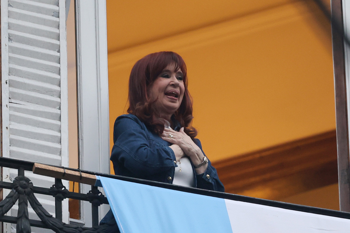 La expresidenta argentina Cristina Fernández, al saludar a sus seguidores desde el balcón de su residencia, durante el Día de la Lealtad Peronista, en Buenos Aires (Argentina). (Foto de archivo del 17 de octubre de Juan Ignacio Roncoroni de la agencia EFE)