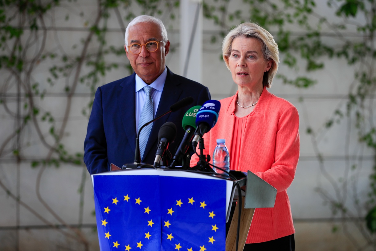 La presidenta de la Comisión Europea Ursula von der Leyen (R) y el presidente del Consejo Europeo Antonio Costa, durante una conferencia de prensa. (Foto de Ampe Rogerio de la agencia EFE/EPA)
