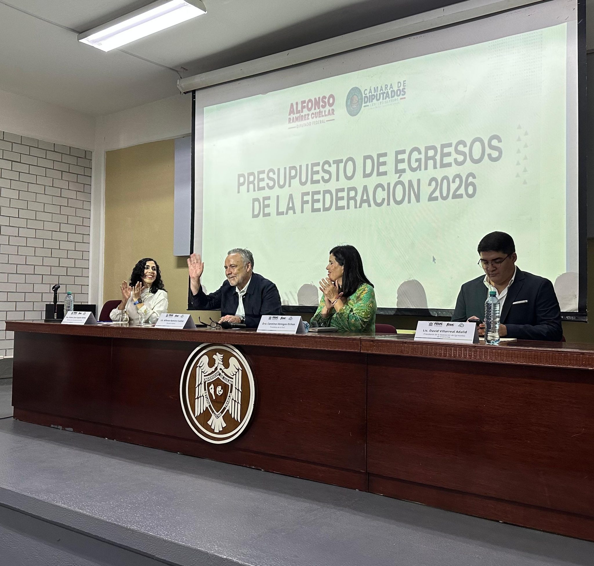 Tras desarrollar el tema, el legislador federal sostuvo un diálogo con las y los asistentes. (Foto de la Dirección General de Prensa de la UdeC)