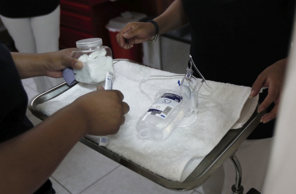 Una enfermera prepara un suero de terapia intravenosa para una paciente con lupus, en la ciudad de Puebla (México). (Foto de archivo Hugo Ortuño de la agencia EFE)