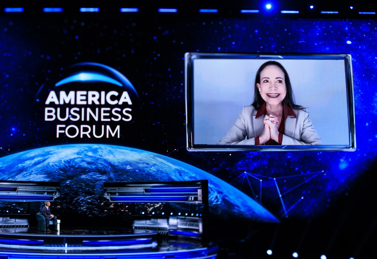 María Corina Machado, ganadora del Premio Nobel de la Paz 2025 (d), interviene por videoconferencia junto al alcalde de Miami, Francis Suárez, presidente de la junta directiva del America Business Forum, durante la edición inaugural del foro en Estados Unidos, celebrada en el Kaseya Center de Miami, Florida, EUA. (Foto de Cristobal Herrera-Ulashkevich de la agencia EFE/EPA)
