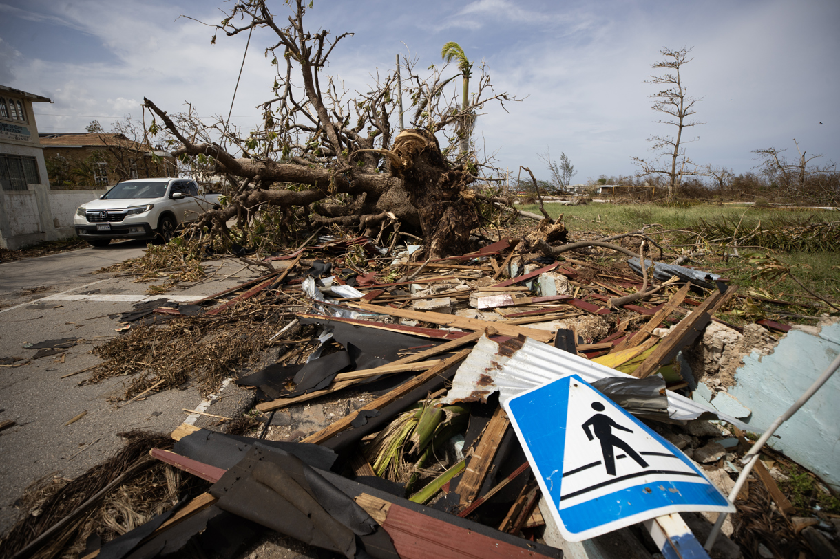 Una calle llena de escombros tras el paso del huracán Melissa este lunes, en Falmouth (Jamaica). (Foto de Orlando Barría de la agencia EFE)