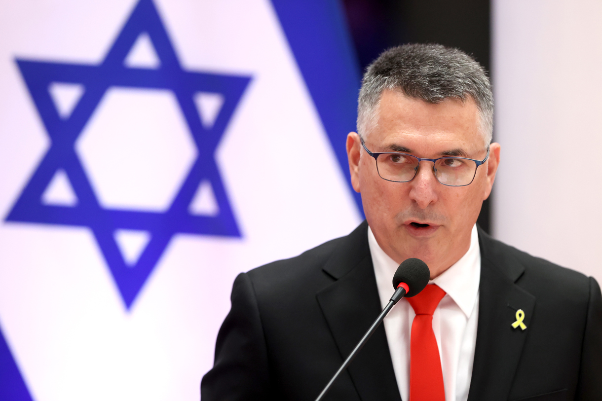 El ministro de Relaciones Exteriores de Israel, Gideon Saar, habla durante una declaración este lunes, en la Cancillería de Paraguay en Asunción (Paraguay). (Foto de Juan Pablo Pino de la agencia EFE)