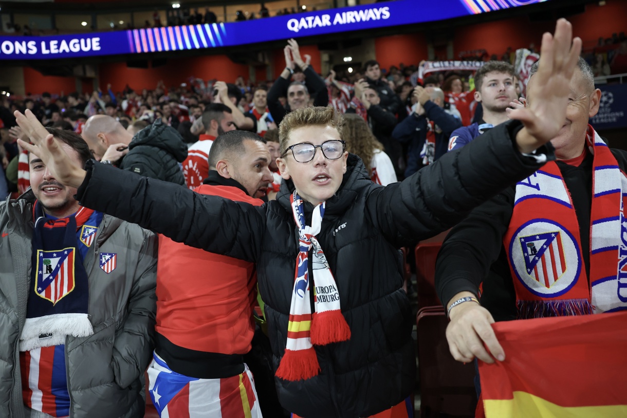 Aficionados del Atlético de Madrid durante el partido de Liga de Campeones disputado entre su equipo y el Arsenal en Londres. (Foto de archivo de Neil Hall de la agencia EFE)