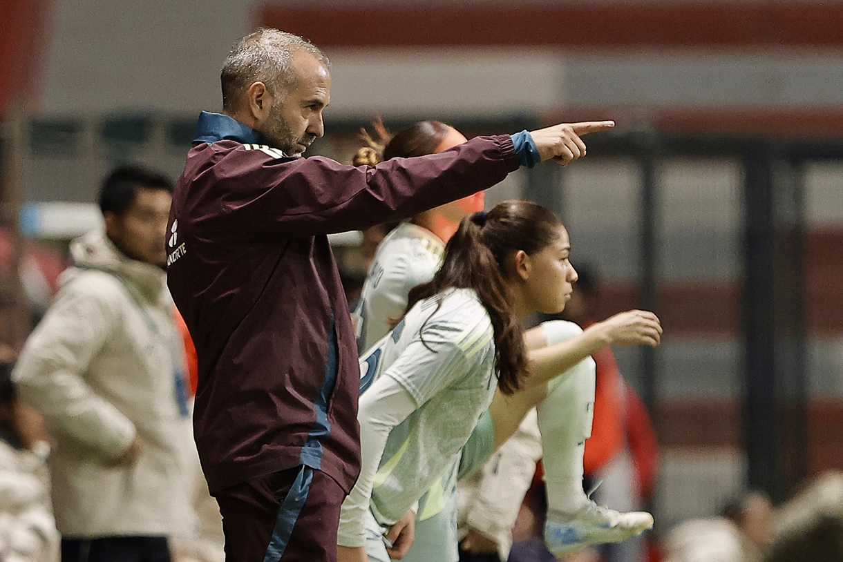 El entrenador de la selección femenina de México, Pedro López, dirige un partido amistoso en el estadio Nemesio Díez, en Toluca (México). (Foto de archivo de Alex Cruz de la agencia EFE)