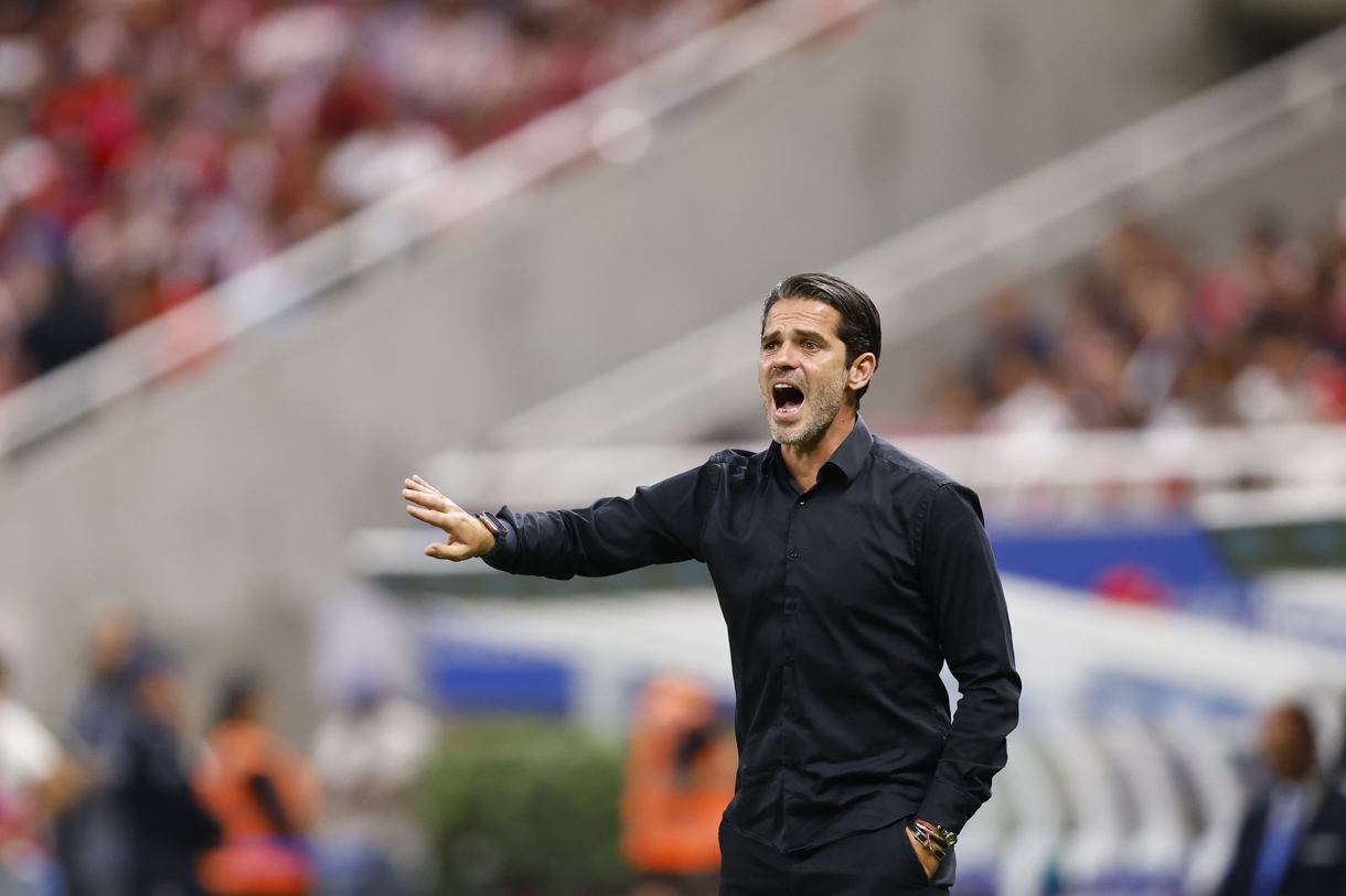 El entrenador de Necaxa, Fernando Gago, reacciona en un partido de la Liga MX en el estadio Akron, en Guadalajara (México). (Foto de archivo de Francisco Guasco de la agencia EFE)