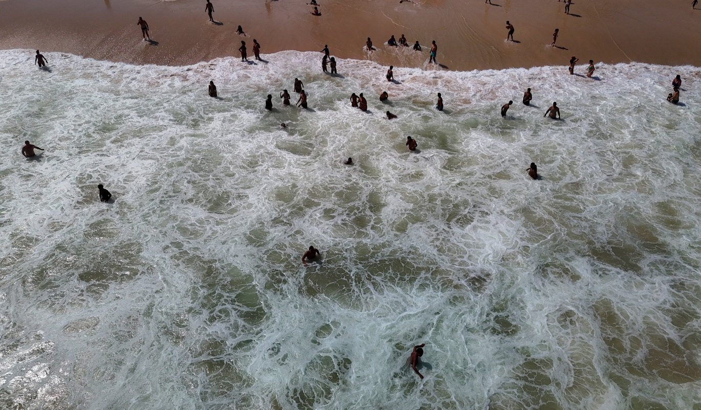 Personas en la playa de Copacabana en Río de Janeiro (Brasil). (Foto de archivo aérea de Antonio Lacerda de la agencia EFE)