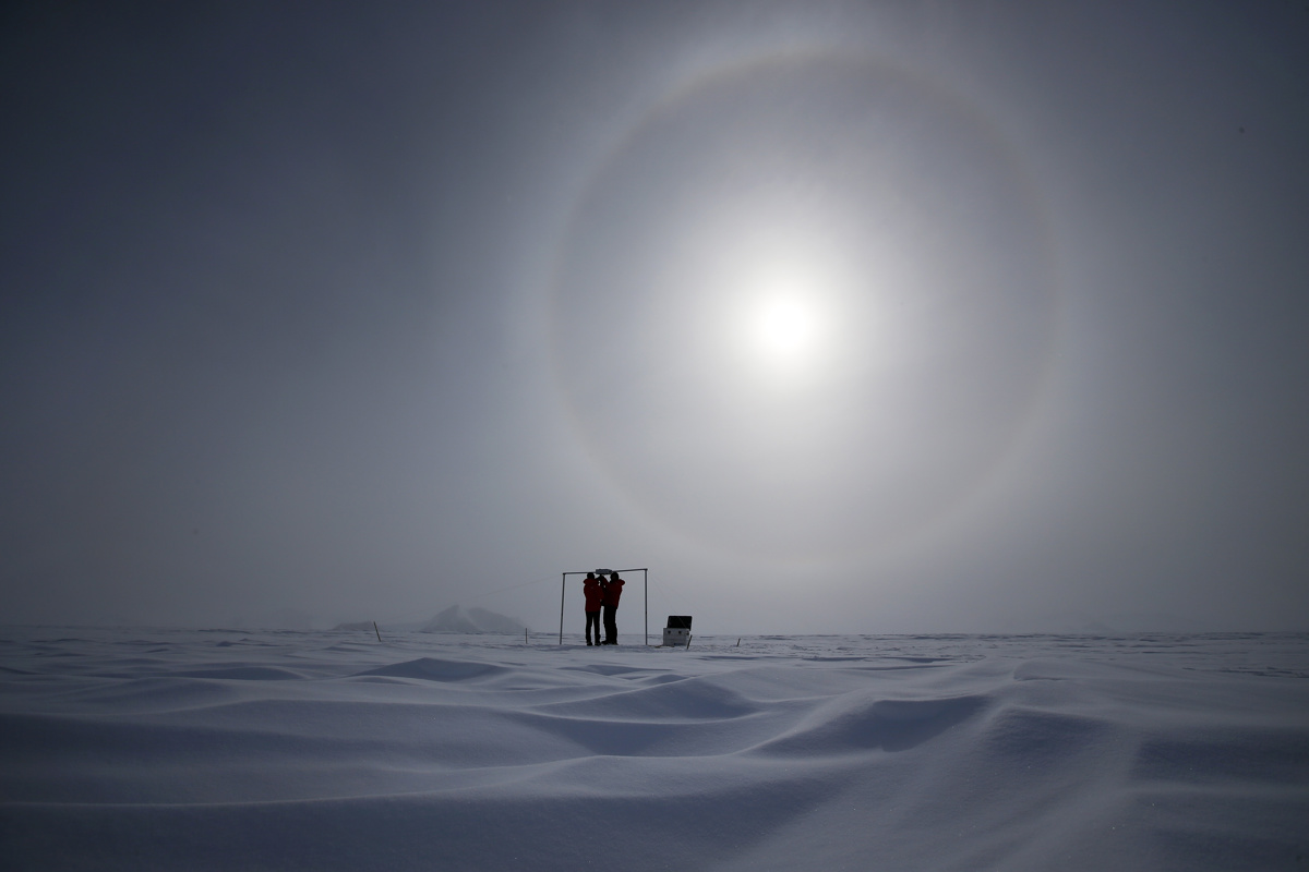 Dos científicos midiendo la radiación solar y su albedo en el campamento Glaciar Unión, a 1000 km del Polo Sur. (Foto de archivo de Felipe Trueba de la agencia EFE)