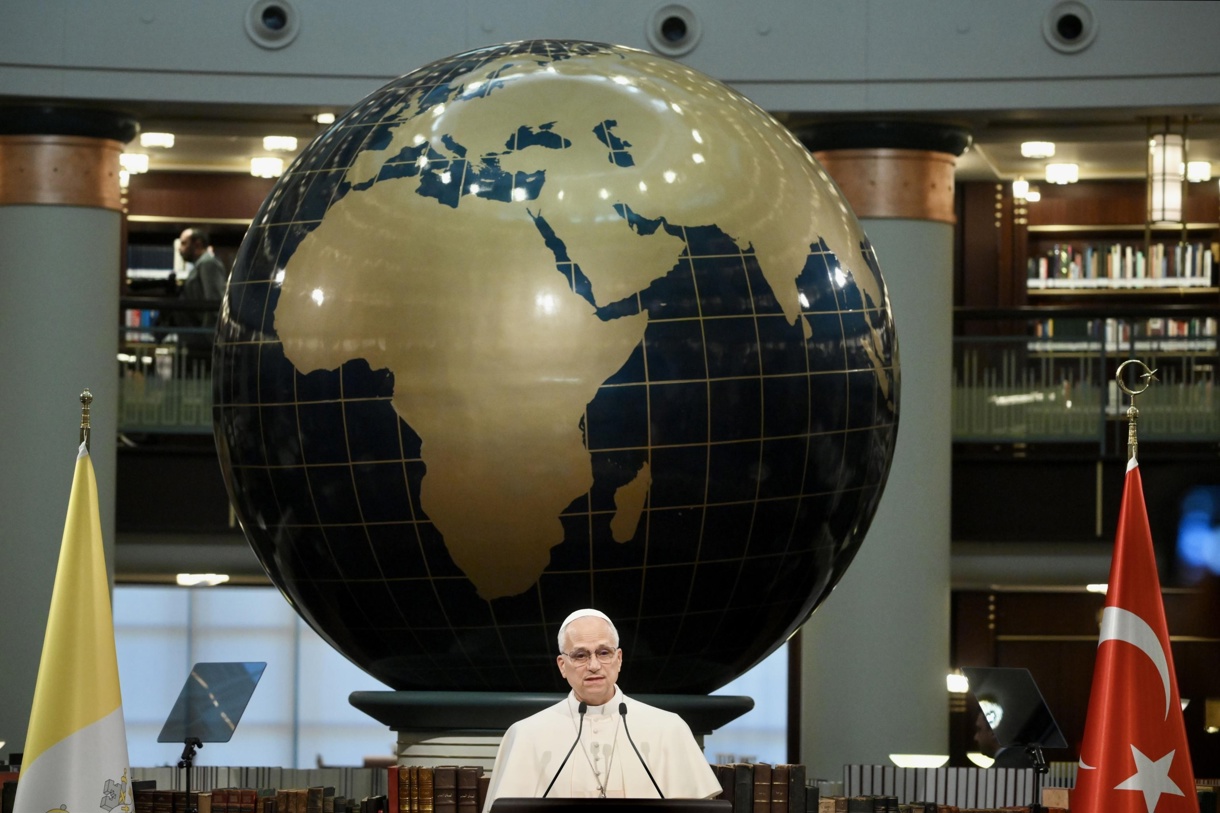 El Papa León XIV pronuncia un discurso durante un encuentro con las autoridades, la sociedad civil y el cuerpo diplomático en la Biblioteca Nacional de Ankara, Turquía, 27 de noviembre de 2025. (Foto de Alessandro Di Meo de la agencia EFE/EPA)