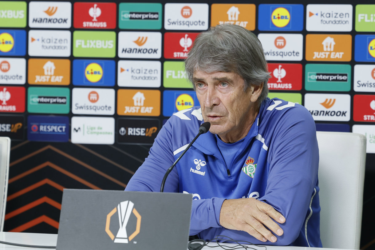 El entrenador chileno del Real Betis Manuel Pellegrini en una rueda de prensa. (Foto de archivo de José Manuel Vidal de la agencia EFE)