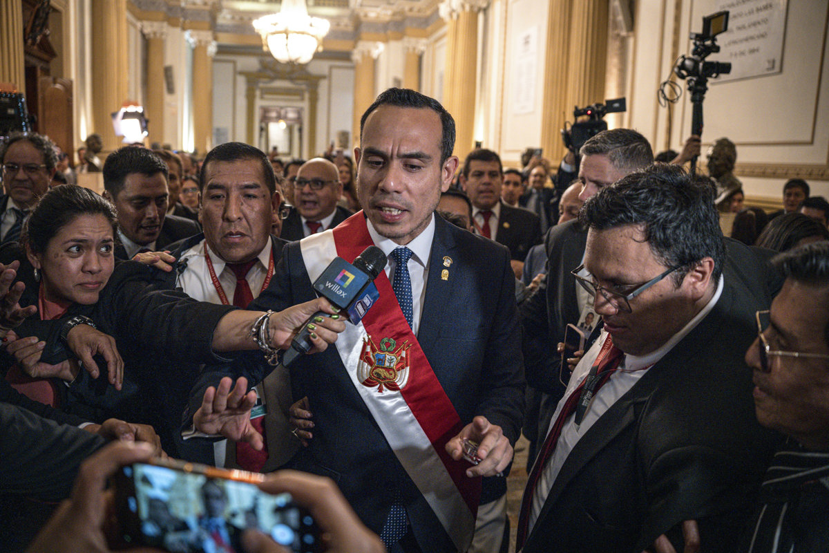 El presidente interino de Perú, José Jerí, al atender a la prensa, en Lima (Perú). (Foto de archivo de John Reyes de la agencia EFE)