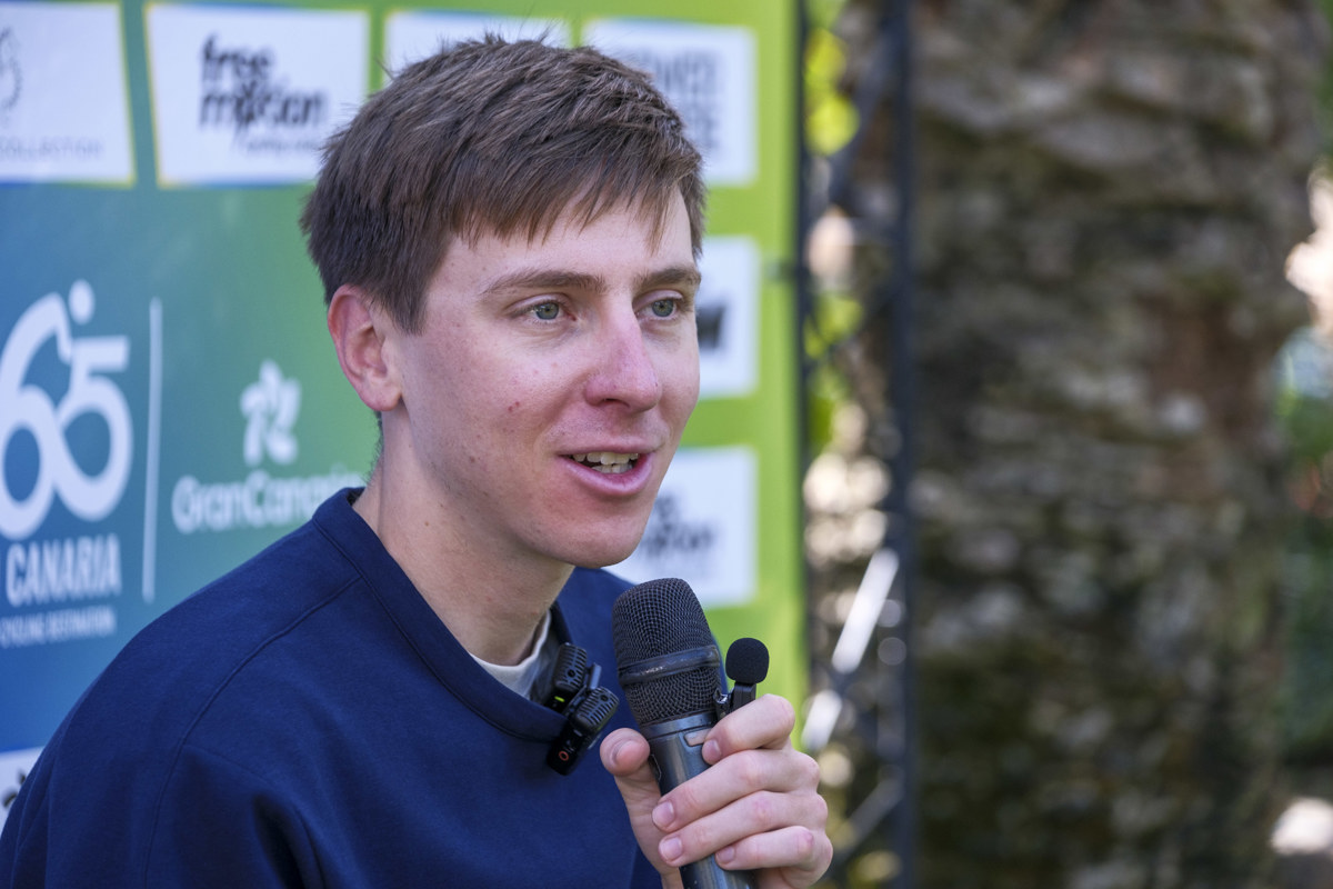 El campeón del Mundo y 4 veces ganador del Tour de Francia Tadej Pogačar admite su deseo de correr La Vuelta, pero “es difícil de combinar” con el Tour de Francia. (Foto de Ángel Medina de la agencia EFE)