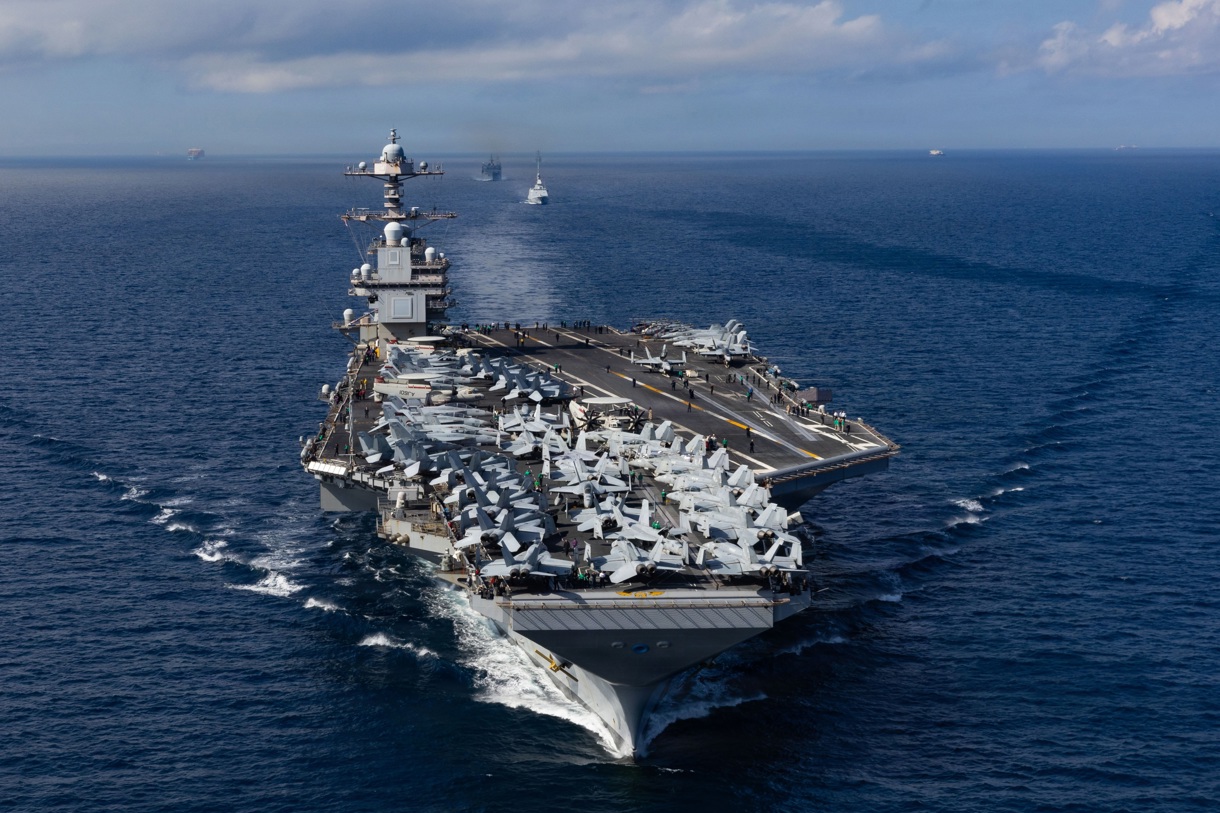 Fotografía cedida por la Marina de los Estados Unidos donde se muestra el USS Gerald R. Ford (CVN 78), el portaaviones más grande del Mundo navegando por el Estrecho de Gibraltar el1 de octubre de 2025. (EFE/Alyssa Joy/Marina de EUA)