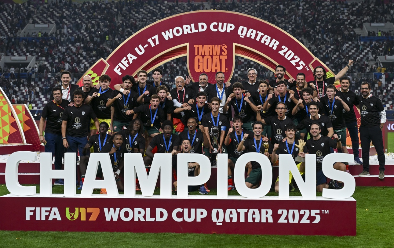 La selección de Portugal celebra la conquista del título Mundial Sub-17 tras imponerse a Austria en la final de la competición disputada en Catar. (Foto de Noushad Thekkayil de la agencia EFE)