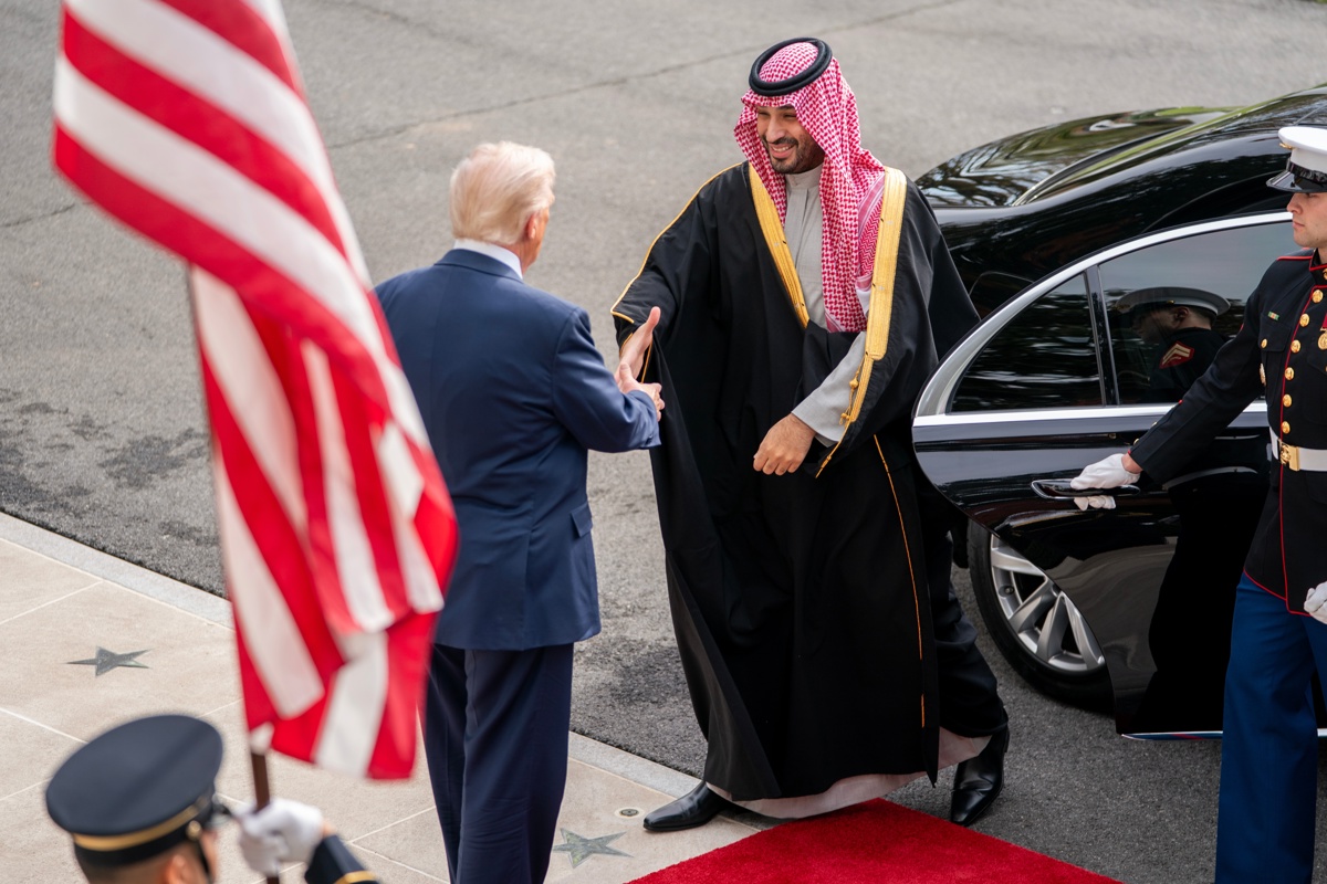 El príncipe heredero de Arabia Saudí, Mohamed bin Salmán, junto al presidente de Estados Unidos, Donald Trump. (Foto de Nathan Howard de la agencia EFE)