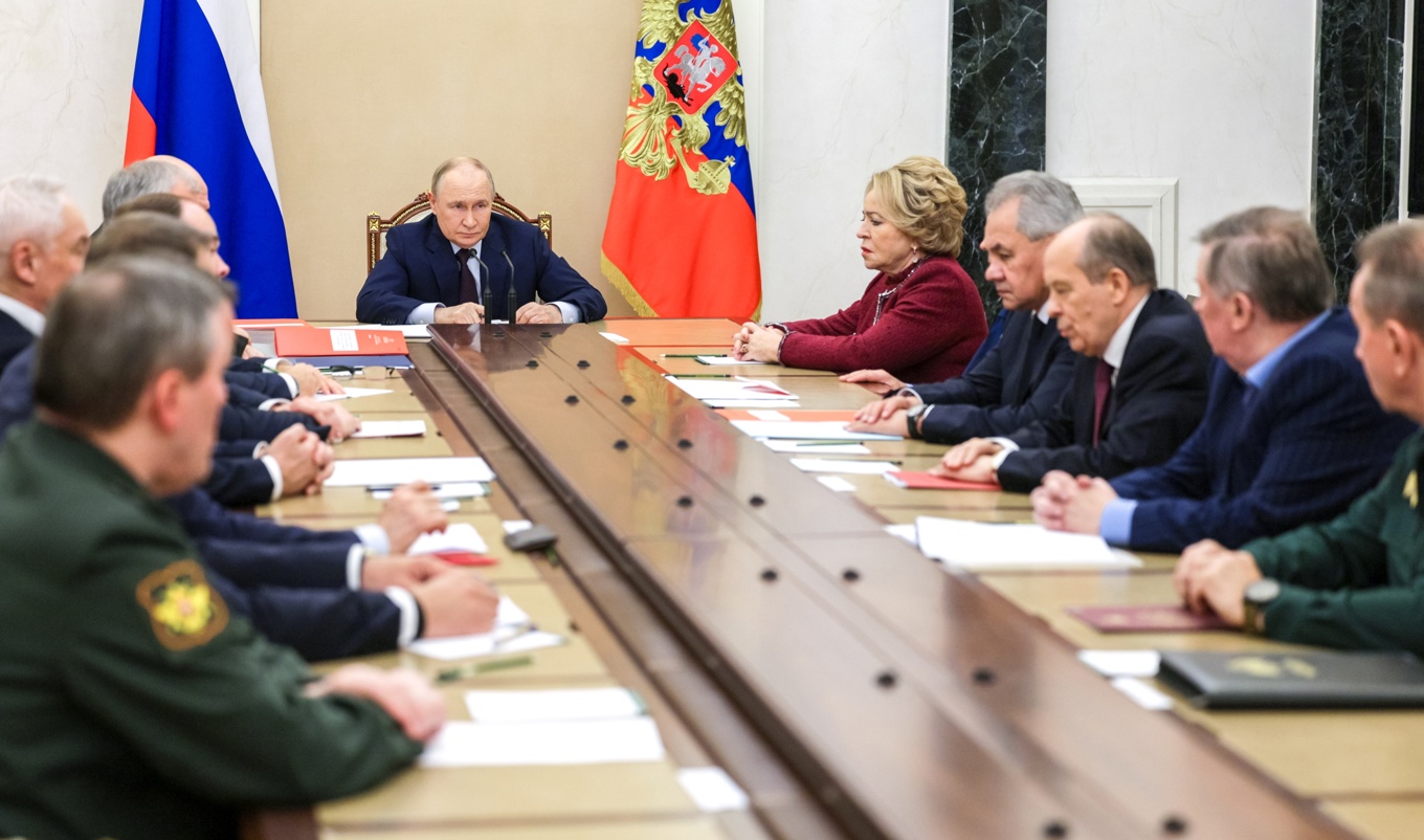 El presidente ruso Vladimir Putin asiste a una reunión con miembros del Consejo de Seguridad en el Kremlin, Moscú, Rusia, el 5 de noviembre de 2025. (Rusia, Moscú) (Foto de Gavriil Grigorov de la agencia EFE/EPA)