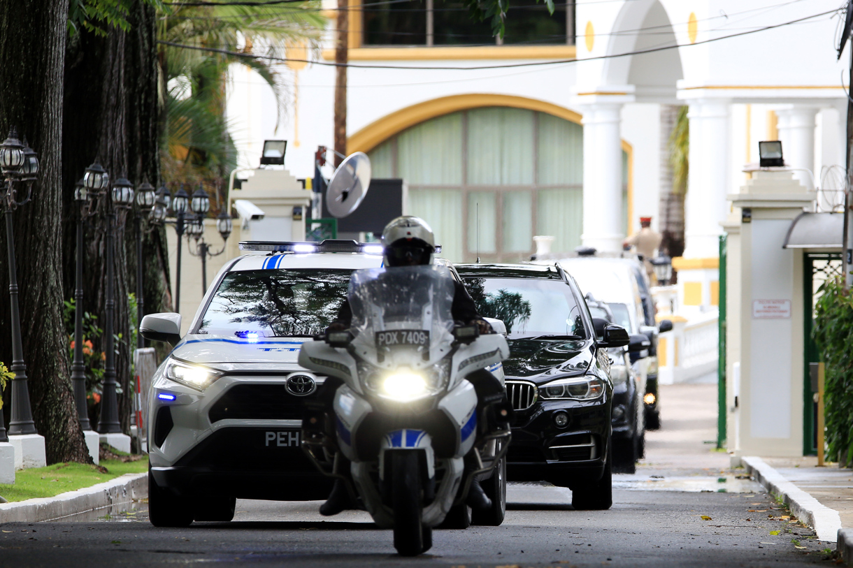 Caravana que custodia al jefe del Estado Mayor Conjunto de Estados Unidos, el general Dan Caine, a su llegada al Centro Diplomático este martes, en Puerto España (Trinidad y Tobago). (Foto de archivo de Karla Ramoo de la agencia EFE)