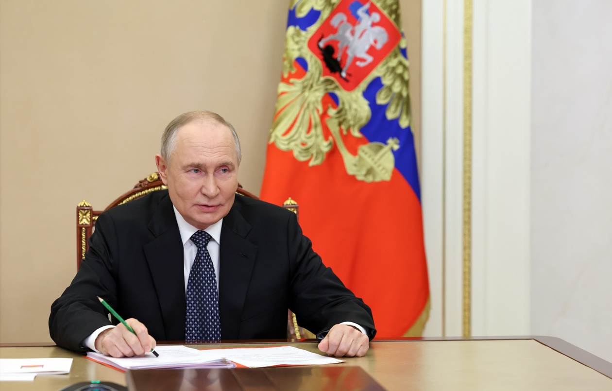 El presidente ruso Vladimir Putin preside una reunión con miembros del Consejo de Seguridad mediante videoconferencia en Moscú, Rusia, 31 de octubre de 2025. (Foto Rusia, Moscú)