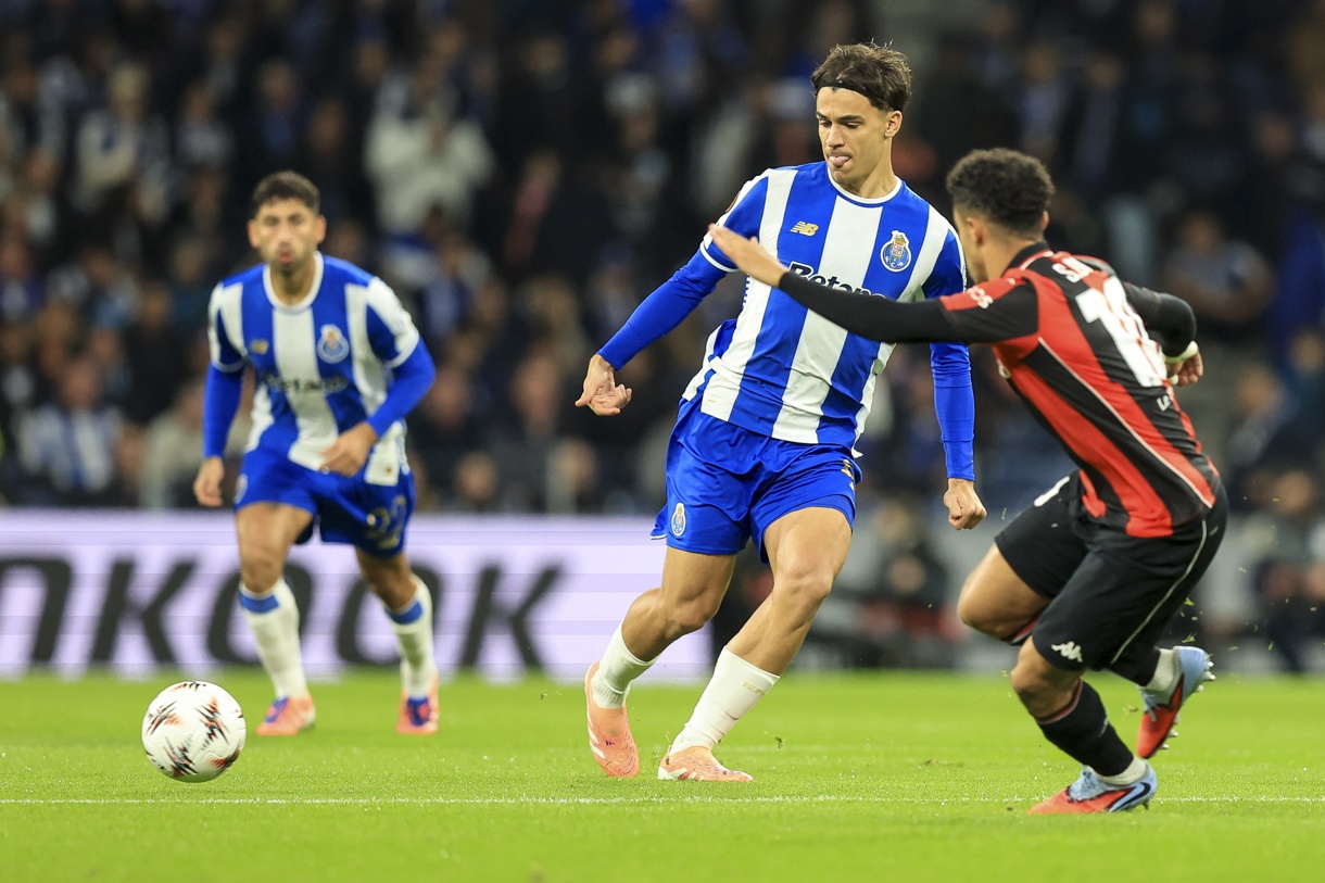 Gabri Veiga, del Oporto (i), en acción contra Sofiane Diop, del Niza, en el partido disputado este jueves, correspondiente a la Liga Europa. (Foto de José Coelho de la agencia EFE)