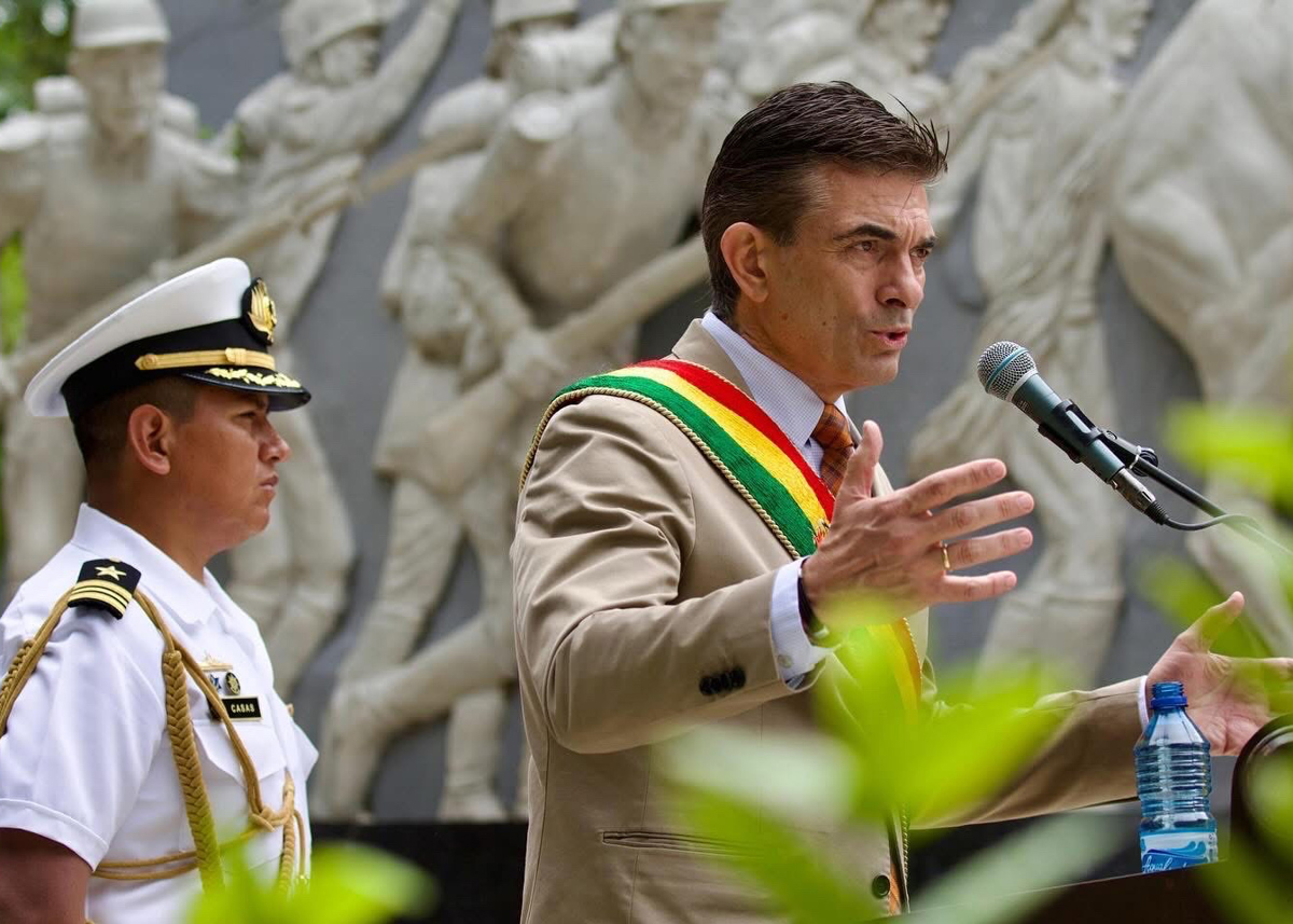 Fotografía cedida este martes, 18 de noviembre, por la presidencia de Bolivia que muestra al mandatario Rodrigo Paz (d), durante un acto de aniversario de la región amazónica de Beni, en Trinidad (Beni, Bolivia). ( EFE/Presidencia De Bolivia)